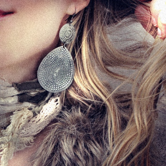 Jewelry - Featherweight metal earrings
